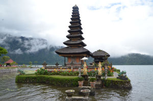 Озеро Братан и храм Улун Дану