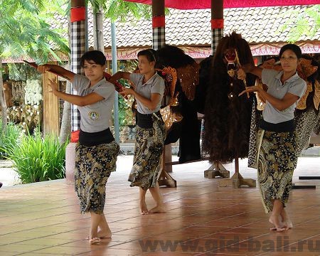 Балийские девушки исполняют традиционный танец