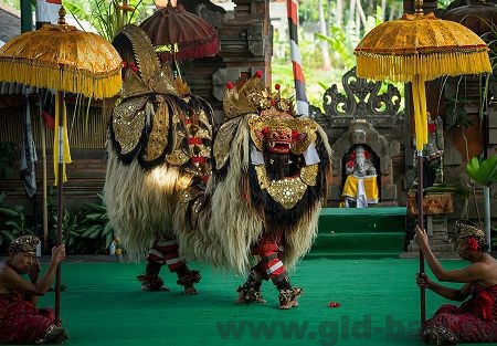 шоу с традиционными декорациями и костюмами