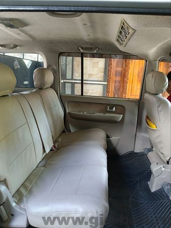 Средний ряд сидений минивэна Suzuki