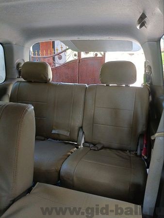 Вид на задний ряд сидений минивэна Suzuki