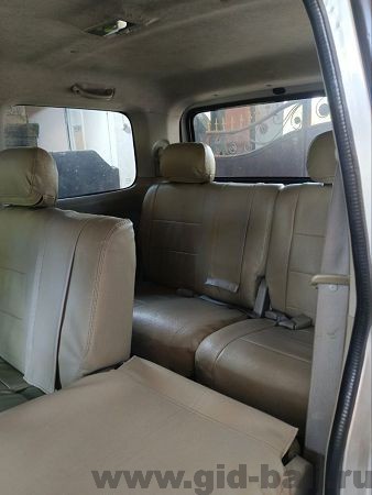 Вид на задний ряд сидений минивэна Suzuki