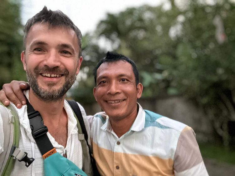 Гид Арнава с туристом из России