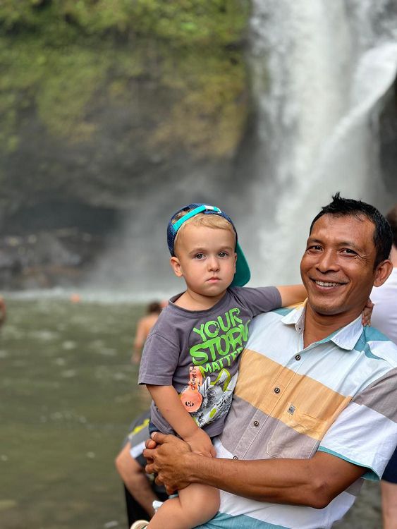 Гид Арнава с ребёнком на руках