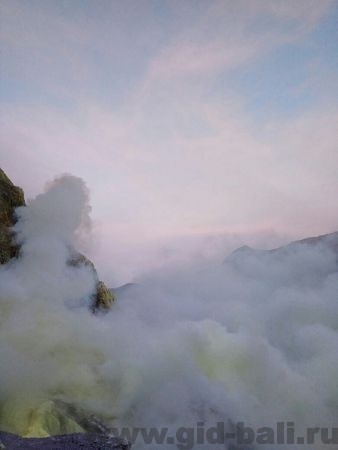 кратер вулкана иджен