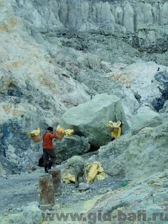 кава иджен вулкан с голубой лавой